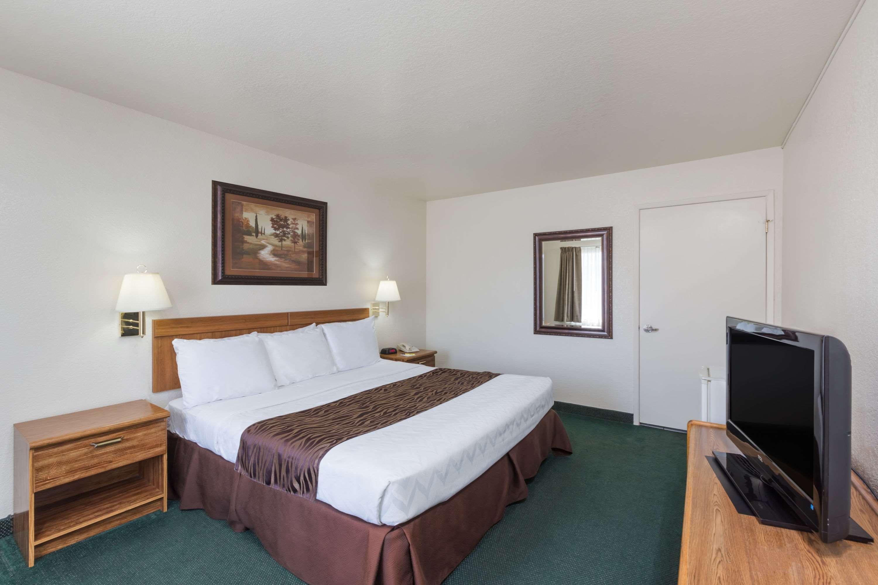 Super 8 By Wyndham Fort Bragg Exteriör bild